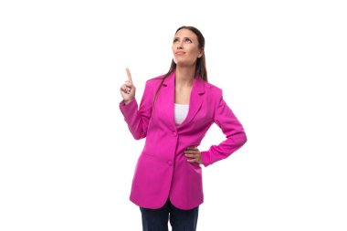 Düz siyah saçlı, leylak ceketli, kendine güvenen genç bir iş kadını haberleri sunuyor..