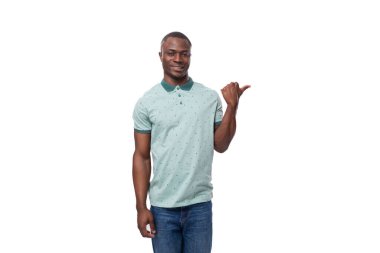 Nane yeşili tişört giymiş kısa saçlı genç bir Amerikalı 'nın portresi jestlerin yardımıyla dikkat çekiyor..