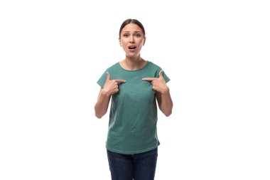 Basit bir tişört giymiş siyah saçlı genç bir kadın eliyle şaşkınlıkla kendini gösteriyor..