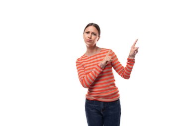 Siyah saçlı genç Avrupalı kadın elini kaldırarak dikkat çekiyor. reklam kavramı.