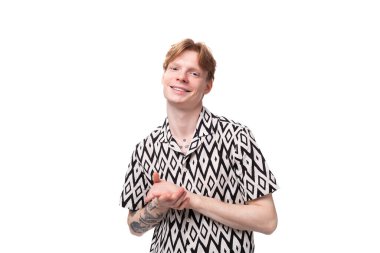 Yazlık gömlekli, kızılımsı altın saçlı, beyaz bir adam..