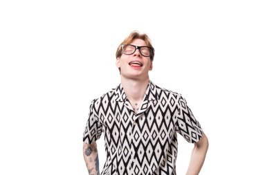 Kızıl saçlı genç Avrupalı adam görüş düzeltmesi için gözlük takıyor ve dil gösteriyor..