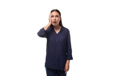 Mavi elbiseli genç Avrupalı ince esmer kadın şaşkınlık içinde başını tutuyor..