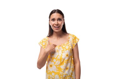 Yazlık sarı tişört giymiş genç, güzel esmer kadın elini kendine doğrultuyor..