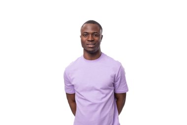 Beyaz arka planda leylak rengi tişört giyen yakışıklı bir Amerikalı..