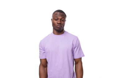 Genç, kendine güvenen, açık leylak tişörtlü Amerikalı bir adam..