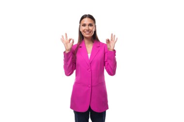 Genç, başarılı, düz saçlı, kırmızı ceketli bir iş kadını..