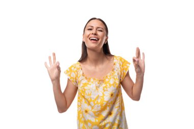 Yazın giydiği sarı tişörtlü güzel esmer kadın neşe ve tatmini yaşıyor..