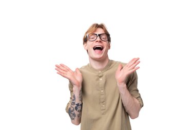 Kolunda gözlük takan kızıl saçlı komik Avrupalı genç adam..