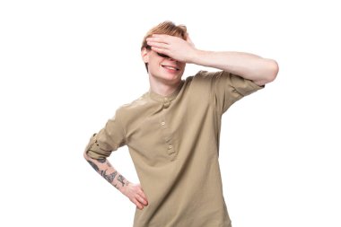 Genç Avrupalı kısa saçlı, kısa saçlı ve stüdyo arka planında fotokopi alanı olan bir kolunda dövme olan genç bir adam..