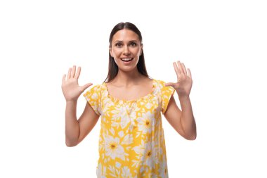 Avrupalı çekici esmer kadın bol saçlı sarı tişörtlü çiçek desenli..