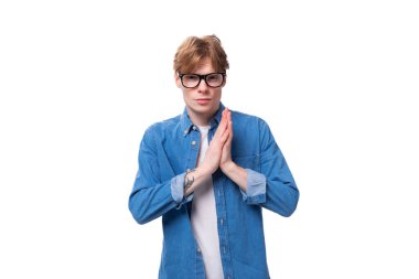 Beyaz arka planda kısa kırmızı saçlı, kısa boylu, beyaz gömlekli, beyaz saçlı, yakışıklı beyaz bir adam..