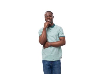 Nane tişörtü ve kot pantolon giymiş, beyaz arka planda, fotokopi alanı olan yakışıklı bir Amerikalı..