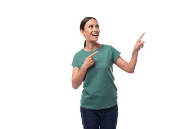 Tişört ve kot pantolon giymiş siyah saçlı genç bir kadın ilginç bir haber gördü..