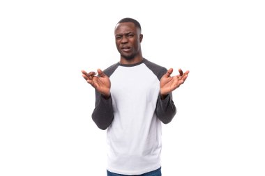 Kısa saçlı yakışıklı Afrikalı adamın şüpheleri var..