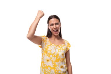 Yazın giydiği sarı tişörtlü güzel esmer kadın neşe ve tatmini yaşıyor..