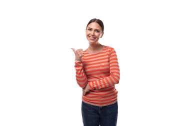 Genç esmer Avrupalı bir kadının portresi geniş bir gülümsemeyle turuncu bir süveter giymişti..