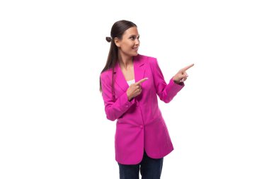 Düz siyah saçlı, leylak ceketli, kendine güvenen genç bir iş kadını haberleri sunuyor..