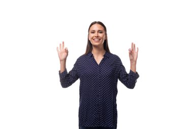 Genç esmer reklamcı kadın mavi bluz giymişti. Bezelye desenleri vardı. Elleri beyaz arka planda ve fotokopi alanı vardı..