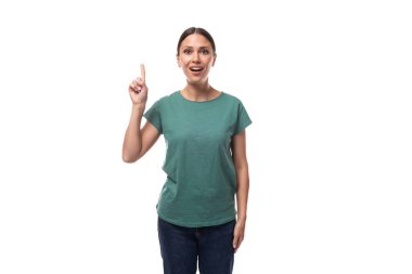 Sevimli, sevimli, narin, yeşil tişörtlü esmer kadın bir reklamı paylaşmak istiyor..