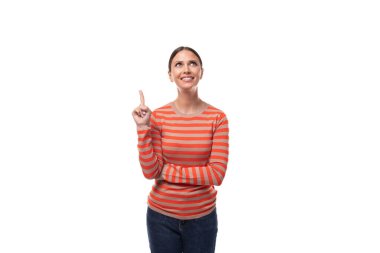 Siyah saçlı, beyaz arka planda çizgili turuncu bir ceket giyen beyaz bir beyaz kadın..