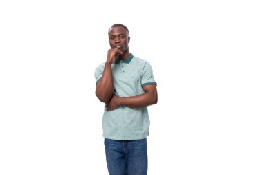 Tişört ve kot giyen zeki Afrikalı genç adam çenesini tutup şöyle düşünür:.