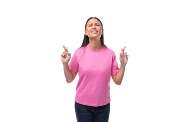 Pembe tişörtlü, zayıf, esmer bir kadın beyaz bir arka planda fotokopi aletiyle parmaklarını çaprazladı..