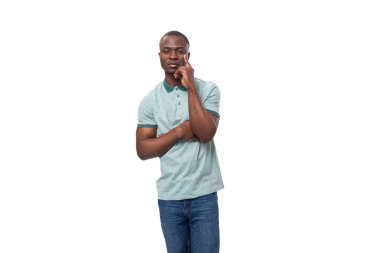 Tişört ve kot giyen zeki Afrikalı genç adam çenesini tutup şöyle düşünür:.