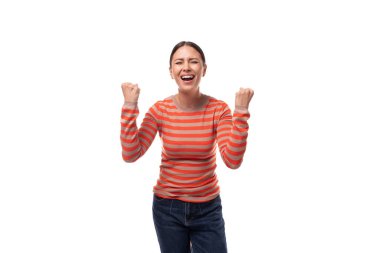 Beyaz arka planda turuncu ceket giymiş, at kuyruklu, siyah saçlı, neşeli beyaz bir kadın..