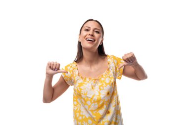 Yazın sarıya bürünmüş esmer bir kadın. Karizmatik bir şekilde yüz ifadeleri gösteriyor..