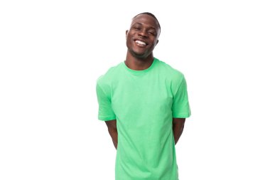 Genç, şanslı, 30 yaşında, sıradan bir tişört ve kot pantolon giymiş bir Amerikalı..