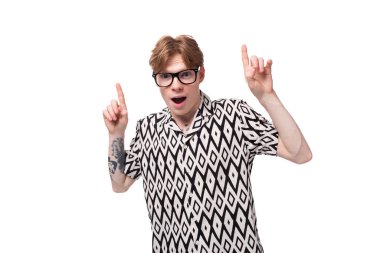 Gözleri iyi görmeyen kızıl saçlı bir gencin portresi..