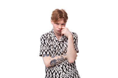 Kırmızımsı altın saçlı genç yorgun adam hüzün duyguları gösteriyor..