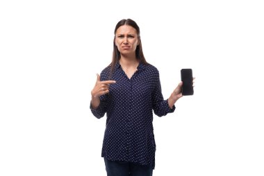 Genç, bakımlı, ince iş kadını mavi bluzlu, elinde akıllı telefon tutan..