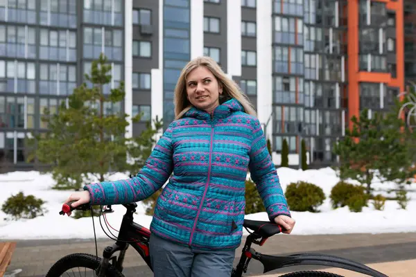 Hoş bir genç bayan bisiklet kiraladı..