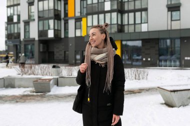 Sarışın, güzel bir kadın kışları sokakta sıcacık yürüyor..