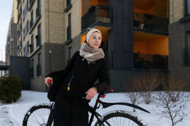 Atletik aktif genç kadın dinlenmek ve eğlenmek için bisiklet kiraladı..