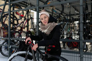 Sevimli genç bir kadın kışın açık havada vakit geçiriyor..