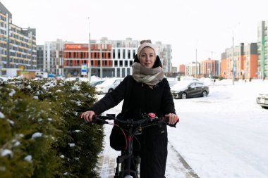 Sarışın, sırıtan sevimli bir kadın kışın bisiklet kiraladı..