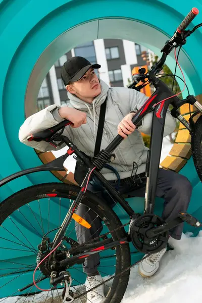 Avrupalı adam bisiklet sürüşleri arasında oturuyor ve dinleniyor.