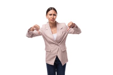 Genç, güzel bir iş kadını lideri at kuyruklu, bej ceketli, kuşkulu, omuz silkmiş..