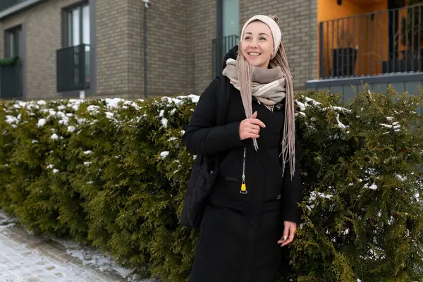 Sarışın bir kadın kışın şehirde yürüyor..