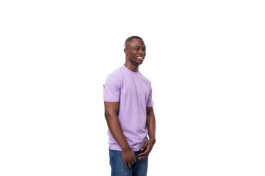 Genç, otantik, ince Amerikalı adam açık leylak tişört ve kot pantolon giymiş..