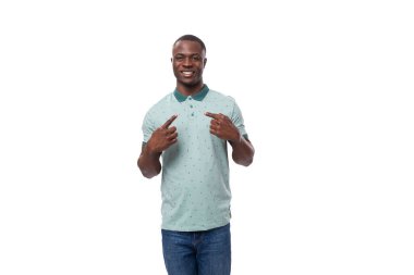 Nane tişörtü giymiş genç, zeki Amerikalı adam haberleri sunuyor ve parmağını gösteriyor..