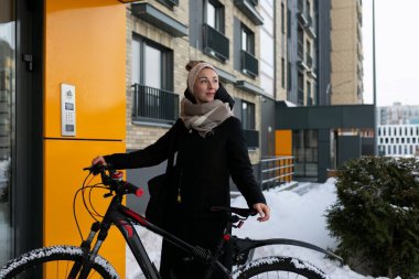 Sevimli genç bir kadın kışın açık havada vakit geçiriyor..