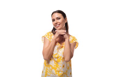 30 yaşındaki esmer kadın yaz kıyafetleri içinde sevinç hissediyor..