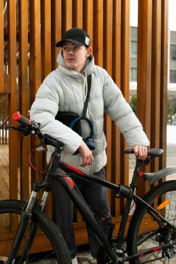 Avrupalı bir adam bisikletle ayakta dururken dinlenmek için durdu.