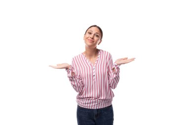 At kuyruklu genç iş kadını beyaz arka planda çizgili bluz giyiyor..