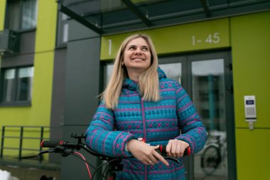 Sarışın Avrupalı bir kadın kışın bisiklet sürmeye gitti..