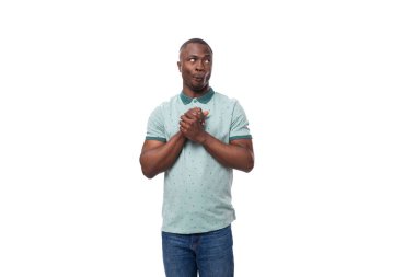 Tişört giymiş genç, narin Amerikalı adam ve kot pantolon şaşkınlıkla bakıyor..